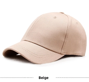 Détail de la casquette beige à visière courte en coton sergé avec structure à six panneaux