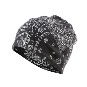Détail de l'imprimé paisley noir sur un bonnet en maille extensible douce pour l'automne
