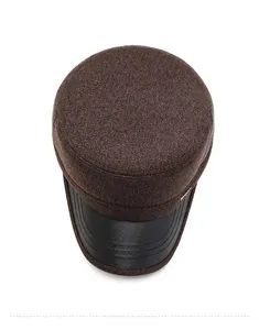 Vue de dessus d'une casquette plate en laine marron avec visière en cuir noir pour hommes