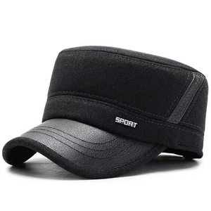 Détail du tissu en laine et du bord en cuir noir sur une casquette d'hiver avec badge sport