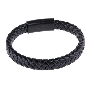 Dettaglio del bracciale in pelle intrecciata nera con chiusura magnetica nera lucida