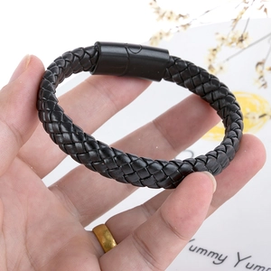 Dettaglio del bracciale in pelle nera intrecciata multifilo con chiusura magnetica