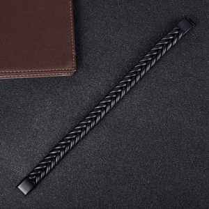 Dettaglio del bracciale in pelle intrecciata nera con chiusura magnetica in metallo nero