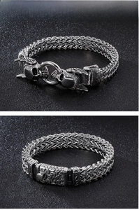 Detail eines Punk-Edelstahl-Skull-Armbands mit Flügelmotiven und Mesh-Struktur-Band