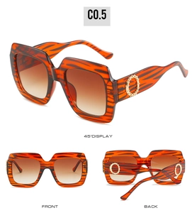 Vues détaillées de lunettes de soleil oversize motif tigre avec anneau en métal doré