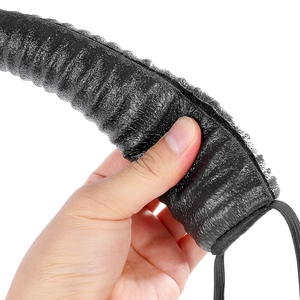 Gros plan d'une corne de démon noire texturée pour Halloween avec sangle élastique