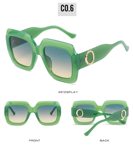 Trois vues de lunettes de soleil carrées oversize avec monture verte et verres dégradés