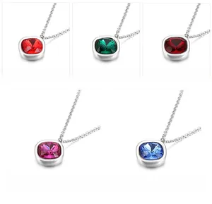 Colliers avec pendentifs carrés en zircone multicolore rouge, vert, rose et bleu