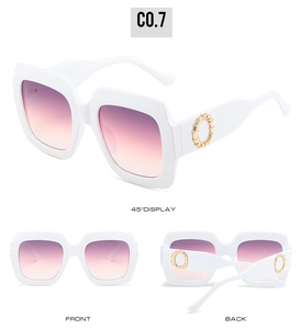 Vues détaillées de lunettes de soleil carrées avec verres dégradés et détails dorés