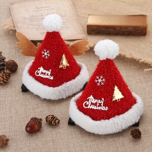 Dettaglio delle mini mollette a cappello di Babbo Natale con corna di renna e fiocco di neve