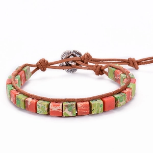 Vue détaillée du bracelet de yoga tissé à la main avec pierres naturelles et fermoir lotus