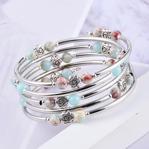 Mehrlagiges Boho-Wickelarmband mit silbernen Rosenperlen und natürlichen Türkis-Steinen