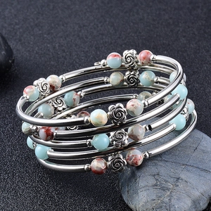 Mehrlagiges Wickelarmband mit Naturmarmor-Perlen und silbernen Rosen-Anhängern