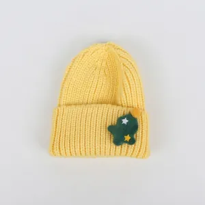 Berretto natalizio in maglia grossa gialla con ricamo albero 3D e pompon decorativo