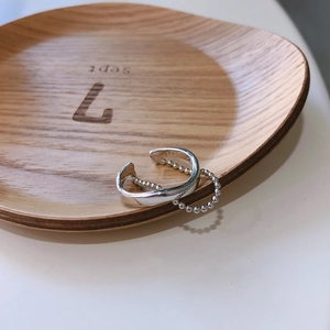 Minimalist S925 sterling silver chain ring on a round wooden tray, clean aesthetic look