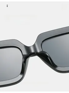 Détail des plaquettes de nez intégrées sur lunettes de soleil carrées pour un port confortable