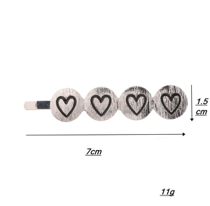 Detail view of retro alloy heart hair clip showing dimensions 7cm length and 11g weight