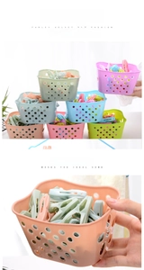 Pinces à linge colorées en plastique rangées dans un panier de rangement en maille ajourée