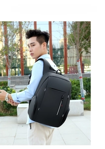 Dettaglio dello zaino business nero per laptop con porta USB esterna e chiusure lampo