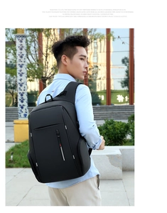 Zaino porta PC business multifunzionale nero moderno mostrato in un contesto urbano