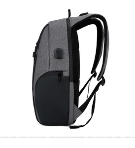 Dettaglio dello zaino porta pc con porta di ricarica USB esterna e spallaccio in mesh