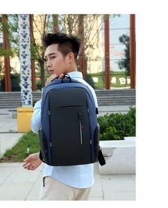 Dettaglio di uno zaino per laptop con porta USB e tasca laterale indossato da un modello