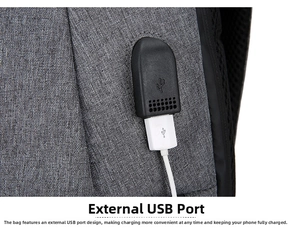 Dettaglio dello zaino grigio con porta di ricarica USB esterna e cavo bianco inserito