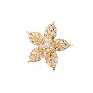 Élégante broche tulipe dorée avec pétales ajourés, strass brillants et perles blanches