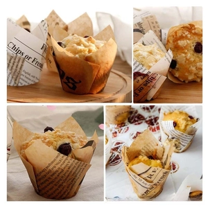 Detail von fettbeständigen Tulpen-Cupcake-Förmchen mit Vintage-Zeitungsdruck in Rustikal