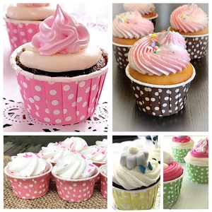 Vari pirottini di carta a pois per muffin con cupcake in rosa, giallo e verde