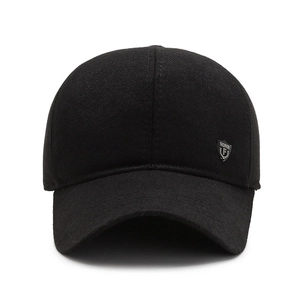 Cappello invernale da uomo nero con protezione per le orecchie e logo in metallo moda