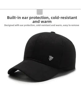 Dettaglio cappello invernale in lana con paraorecchie e logo in metallo argento