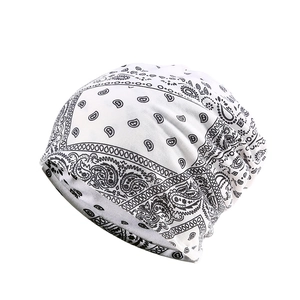 Détail du bonnet blanc avec motif paisley noir montrant la texture douce du tissu