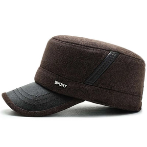 Détail de la texture en laine et logo SPORT brodé sur la casquette d'hiver marron