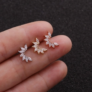 Nahaufnahme von Marquise-Zirkonia-Blattohrringen in Silber, Gold und Roségold