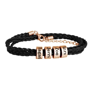 Détail du bracelet en cuir tressé noir avec quatre perles personnalisées or rose