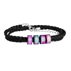 Détail du bracelet en corde tressée noire avec perles de nom arc-en-ciel et fermoir argenté