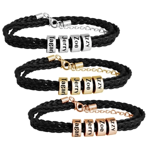 Détail de bracelets en cuir tressé personnalisés avec perles gravées en argent, or et or rose
