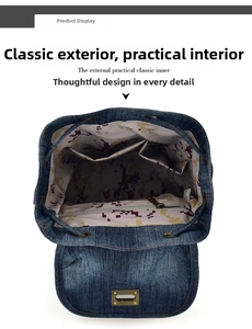 Dettaglio interno dello zaino in denim con fodera mimetica e tasche funzionali