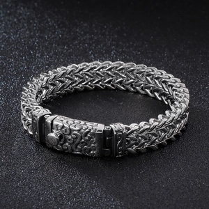 Herren Punk Titanstahl Armband mit Fischschuppenmuster und Totenkopf geprägter Schließe