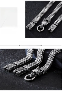 Makroansicht des Punk-Totenkopf-Armbands mit Fischschuppenmuster und Gravurverschluss