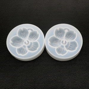 Vista macro di due stampi in silicone a forma di ciliegio per gioielli fai da te