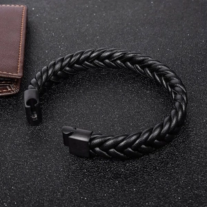 Dettaglio del bracciale in pelle intrecciata nera con chiusura magnetica su sfondo opaco