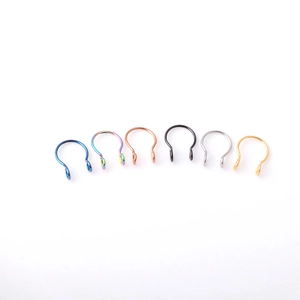 Set di sei finti piercing al naso a forma di U in vari colori metallici vivaci
