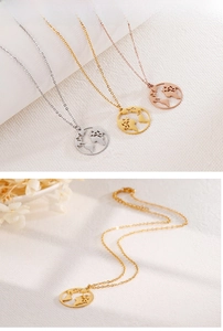 Detailansicht von Weltkarten-Anhängern in Silber, Gold und Roségold-Finish