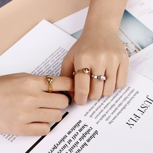 Set di anelli a cuore minimalisti in oro, oro rosa e argento con zirconi