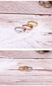 Detail van drie hartvormige ringen in zilver, goud en roségoud met zirkonia steentjes