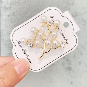 Broche élégante en branche de tulipe avec perles et strass sur alliage plaqué or