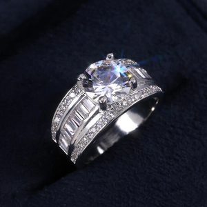 Anello di lusso con zircone AAA taglio rotondo su sfondo di velluto blu scuro