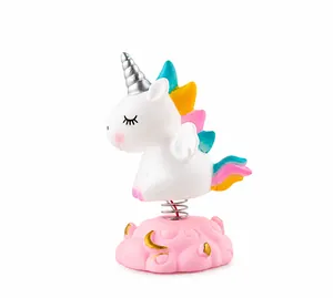 Détail d'ornement licorne à ressort avec crinière arc-en-ciel sur socle nuage rose